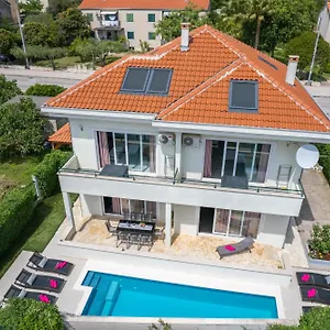  Apartment Barbara-kastela With Heated Pool