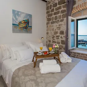 Apartment Seafront In Historical Cippico Castle, Kastela